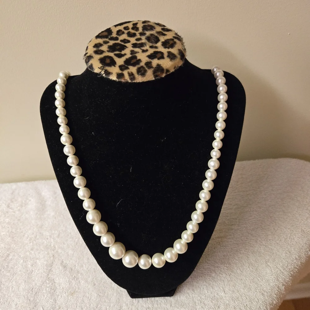 Vintage faux pearl necklace